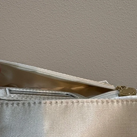 Emirates Airline Amenity Bag Elegant Cream Satin Clutch - Picture 6 of 12
